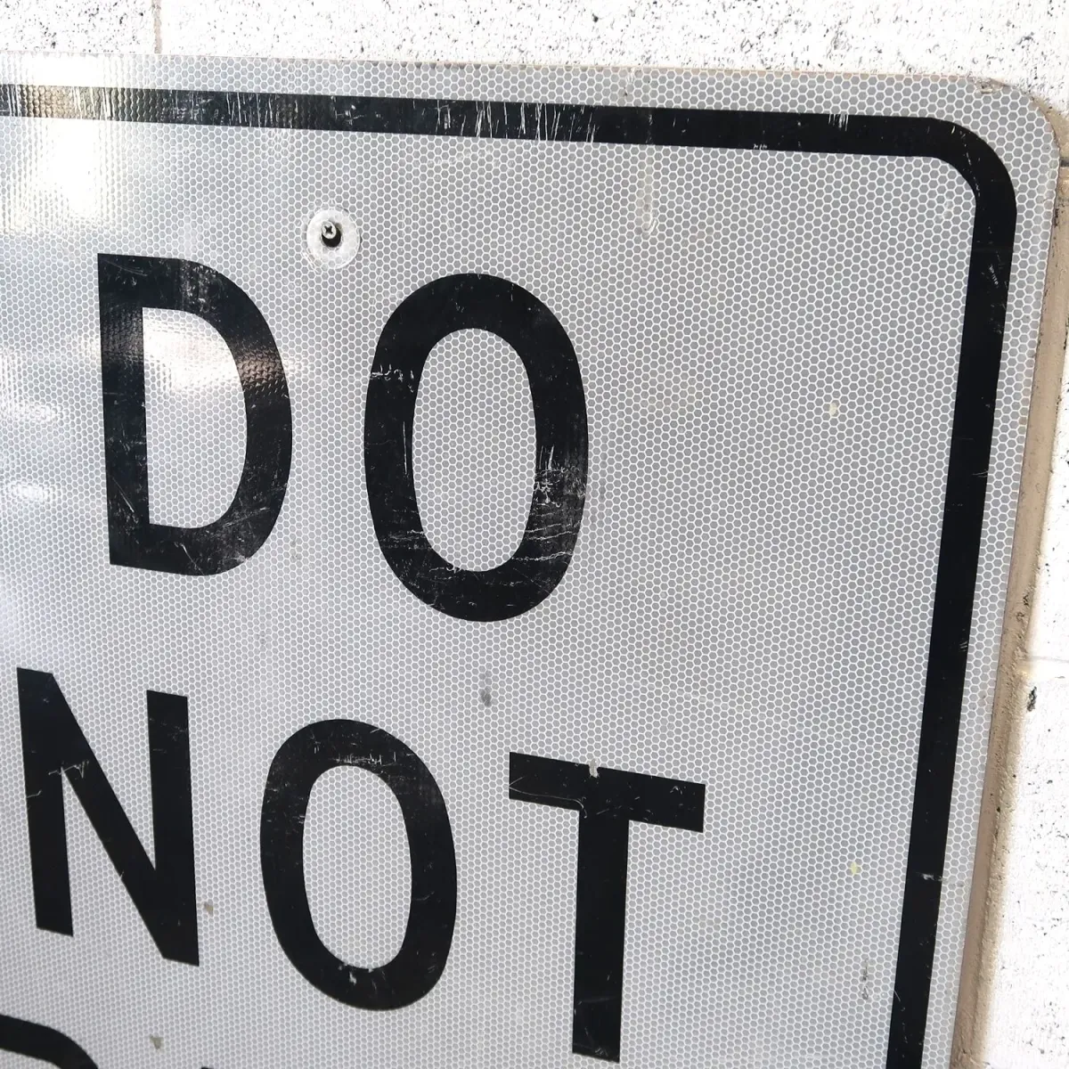DO NOT PASS ロードサイン