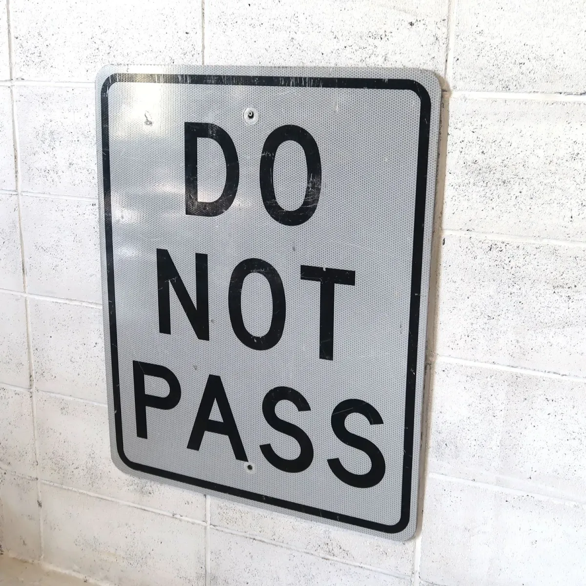 DO NOT PASS ロードサイン
