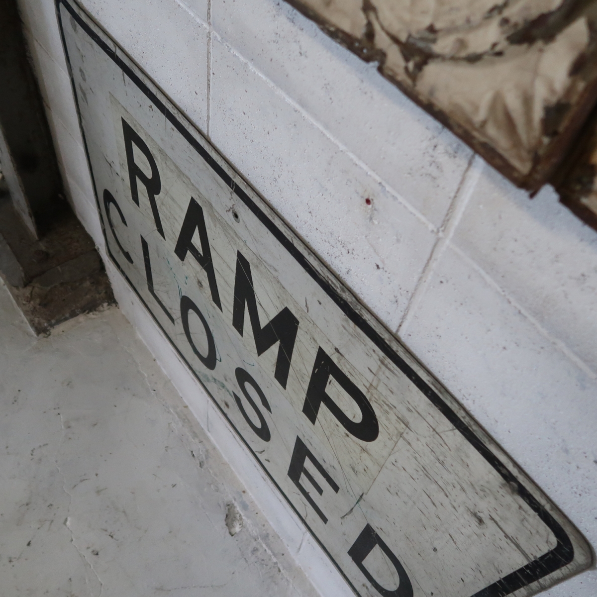 RAMP CLOSED 大型ロードサイン