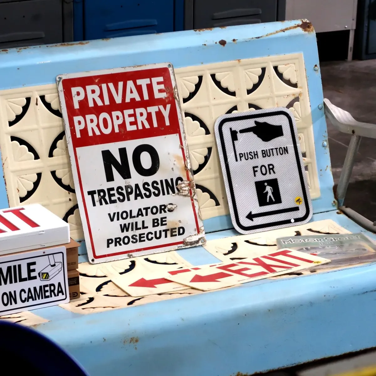 NO TRESPASSING メタルサイン