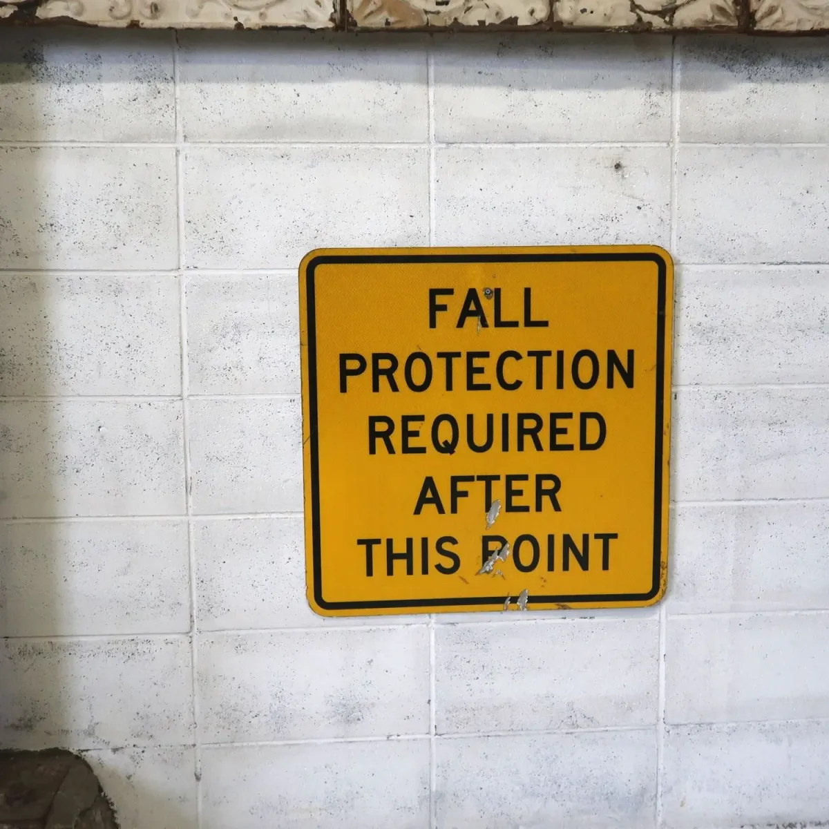 FALL PROTECTION REQUIRED メタルサイン