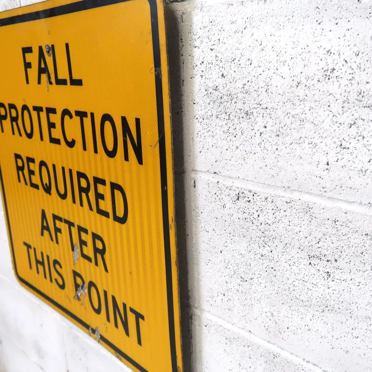 FALL PROTECTION REQUIRED メタルサイン