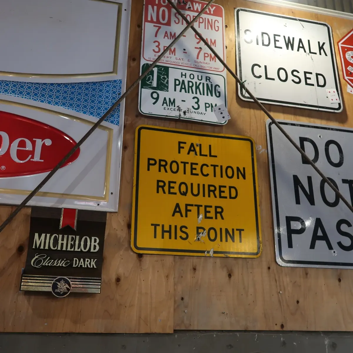 FALL PROTECTION REQUIRED メタルサイン