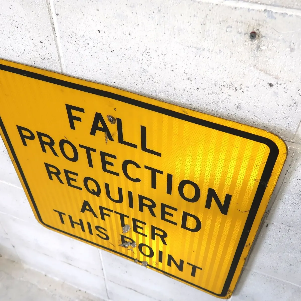 FALL PROTECTION REQUIRED メタルサイン