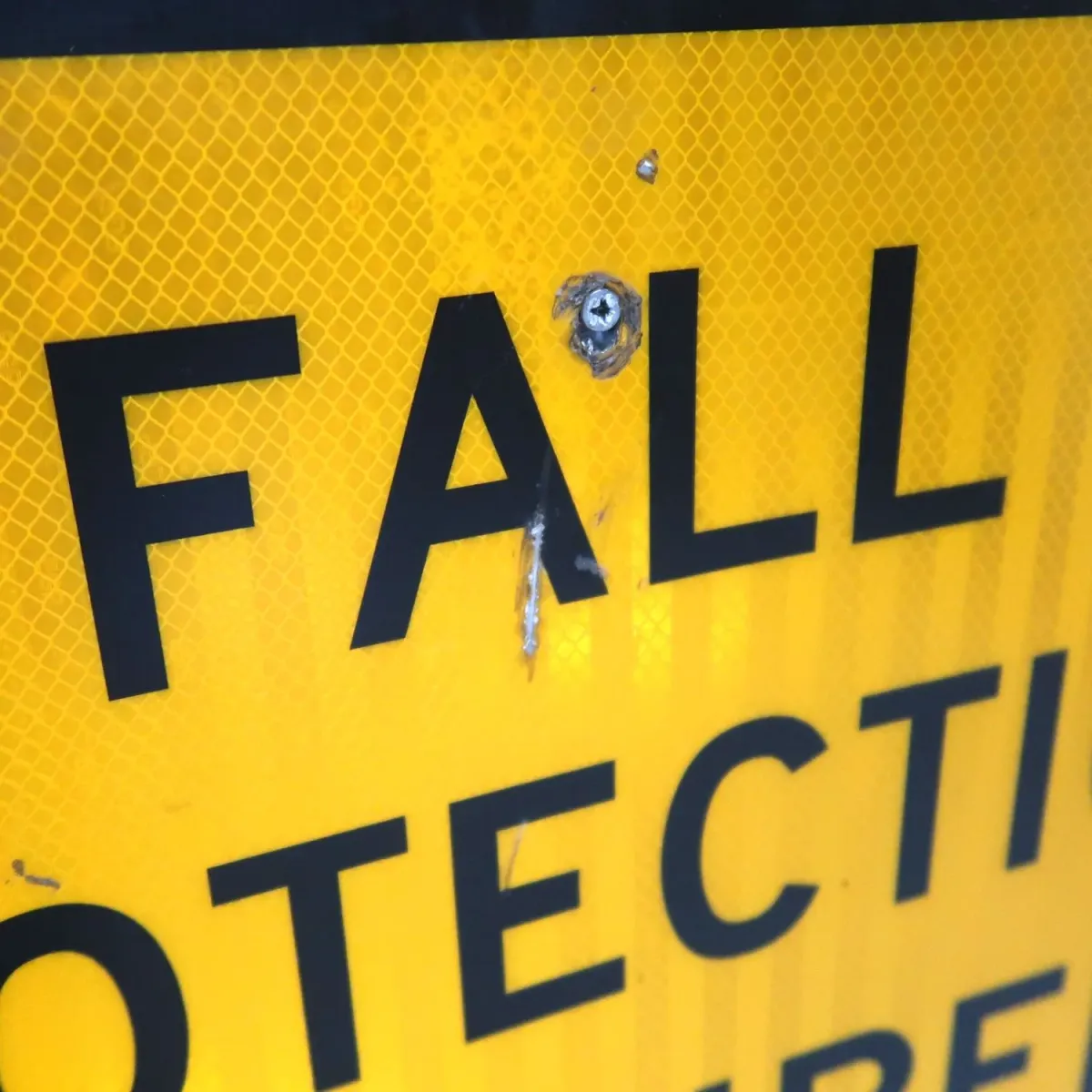 FALL PROTECTION REQUIRED メタルサイン