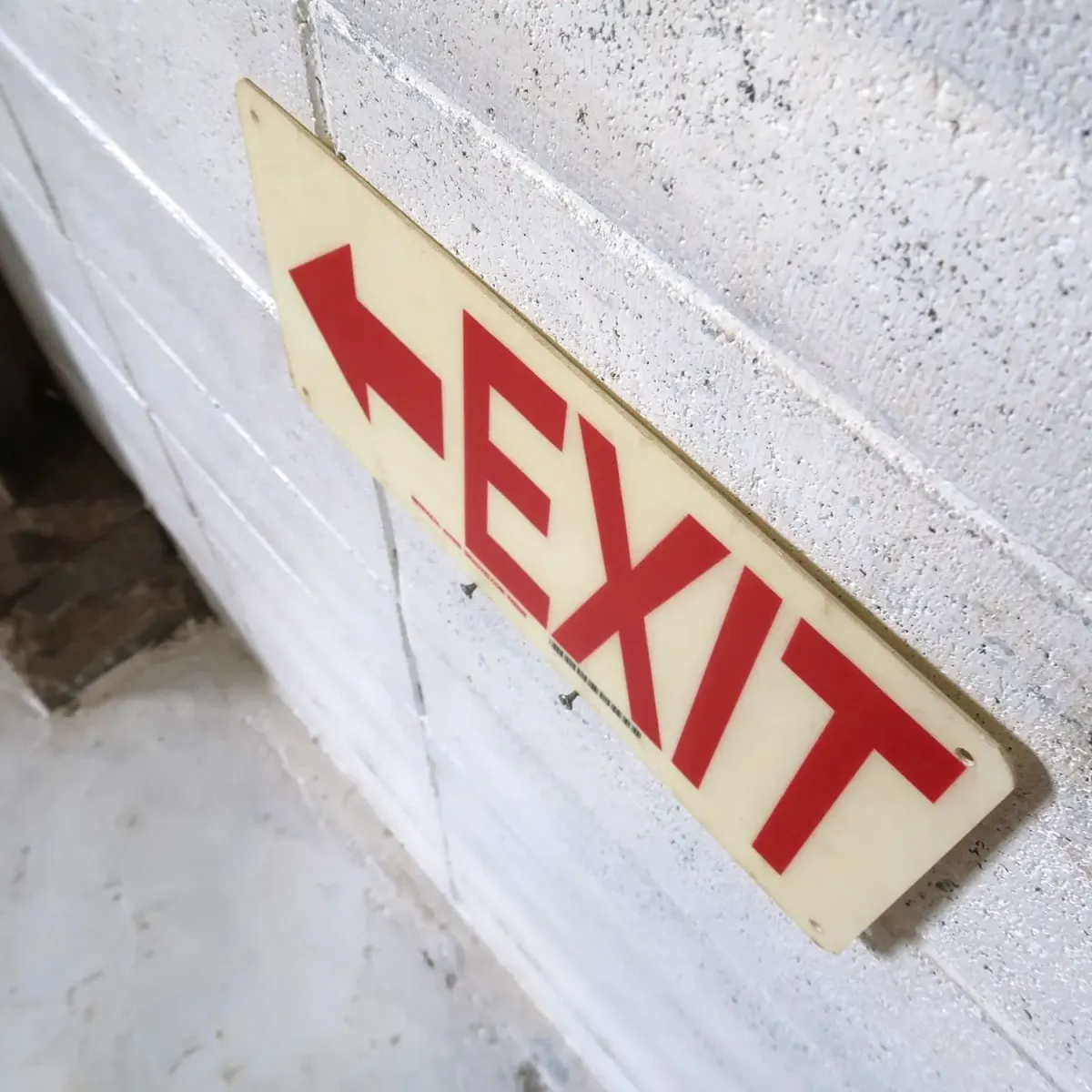 EXIT サインプレート ファイバー製