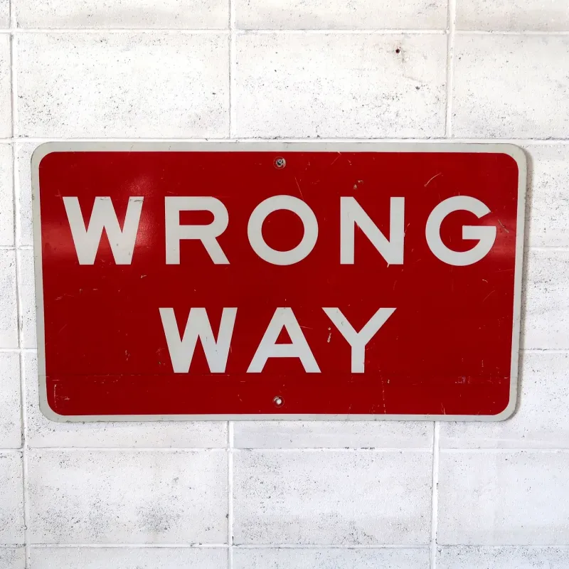 WRONG WAY ロードサイン