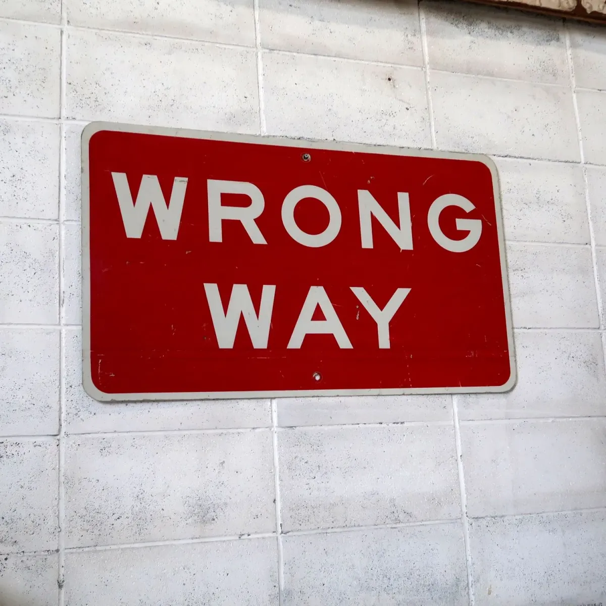 WRONG WAY ロードサイン