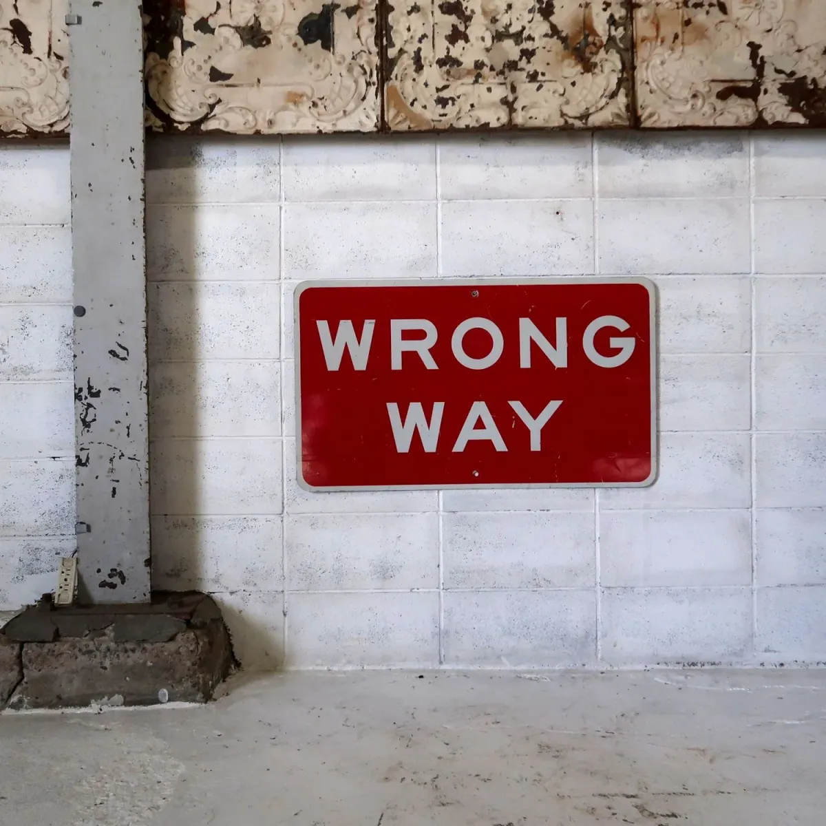 WRONG WAY ロードサイン