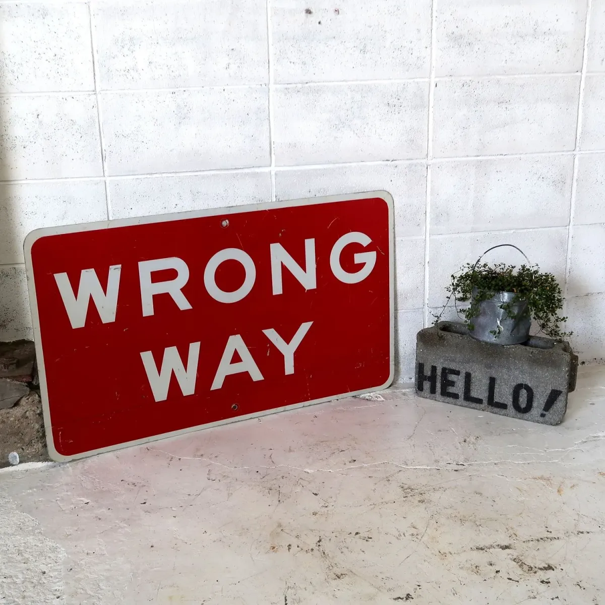 WRONG WAY ロードサイン