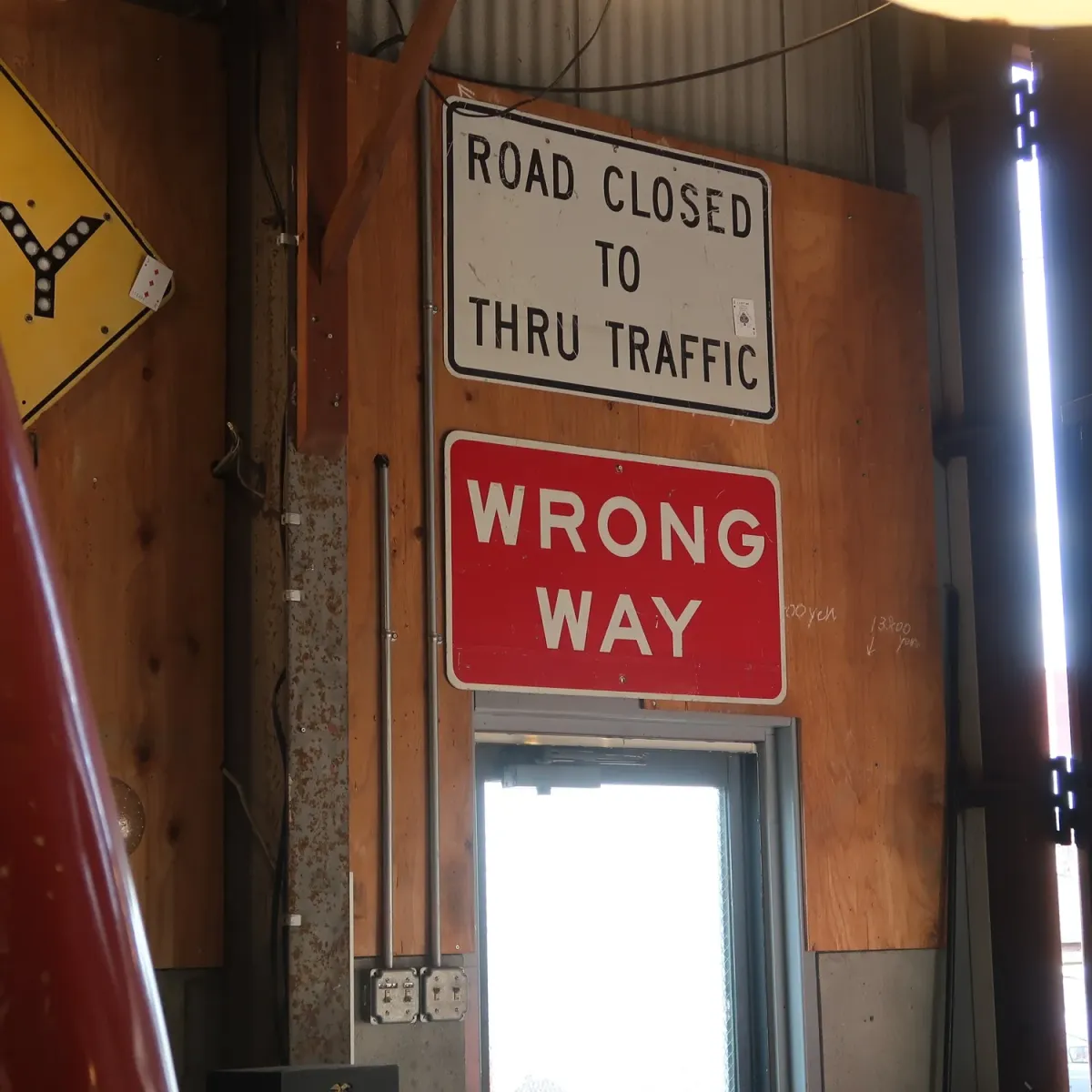 WRONG WAY ロードサイン