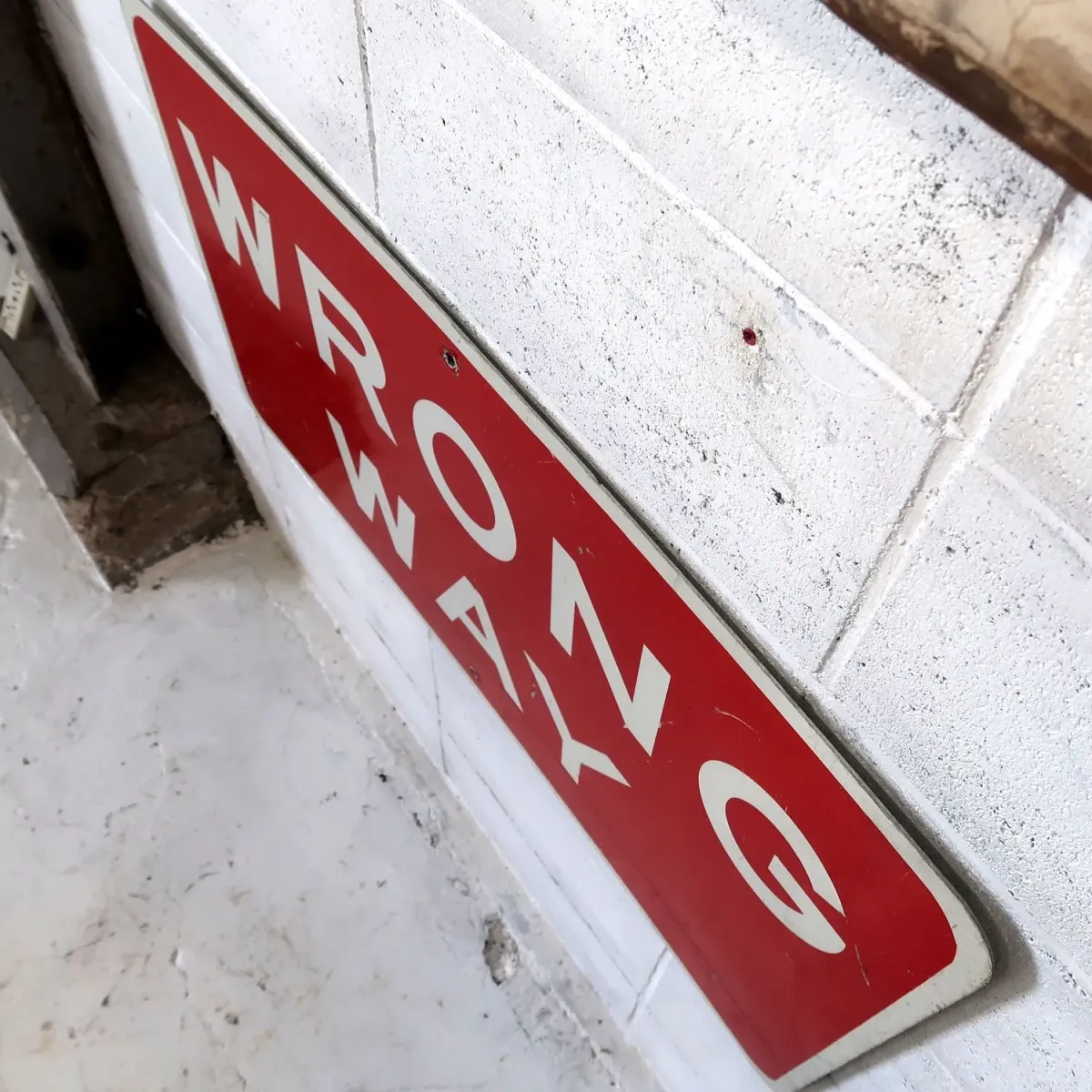 WRONG WAY ロードサイン