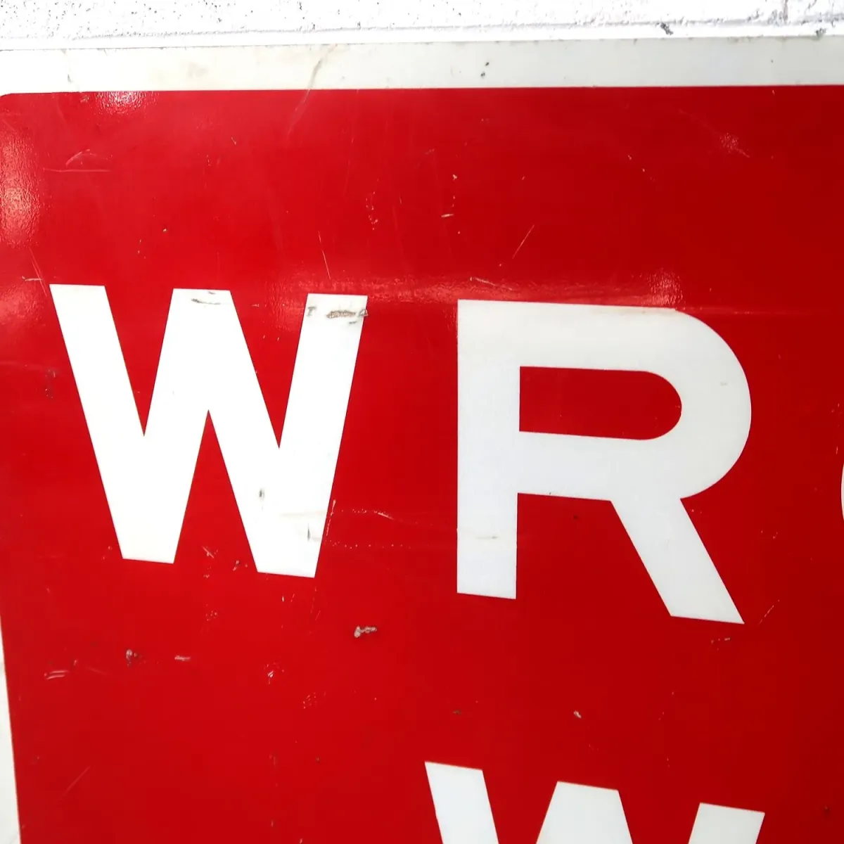 WRONG WAY ロードサイン