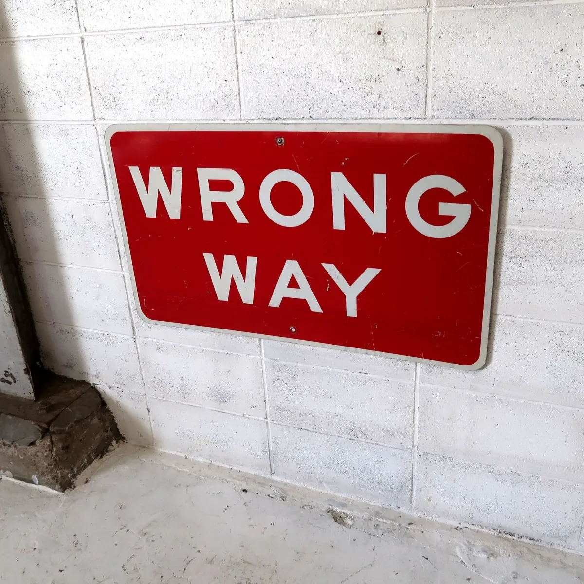 WRONG WAY ロードサイン