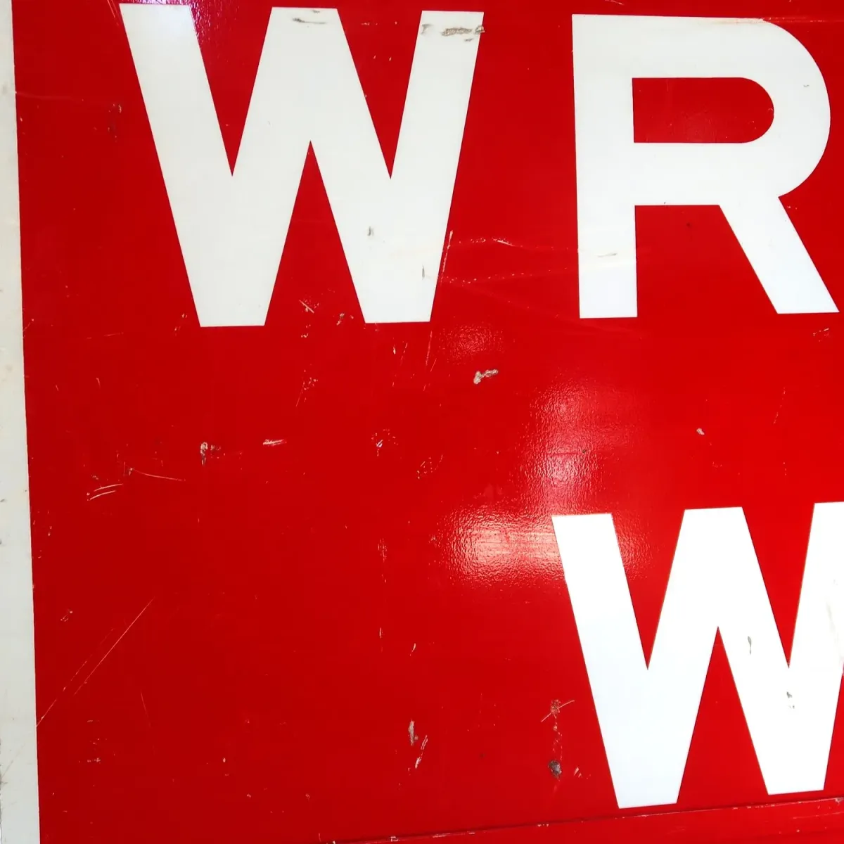 WRONG WAY ロードサイン