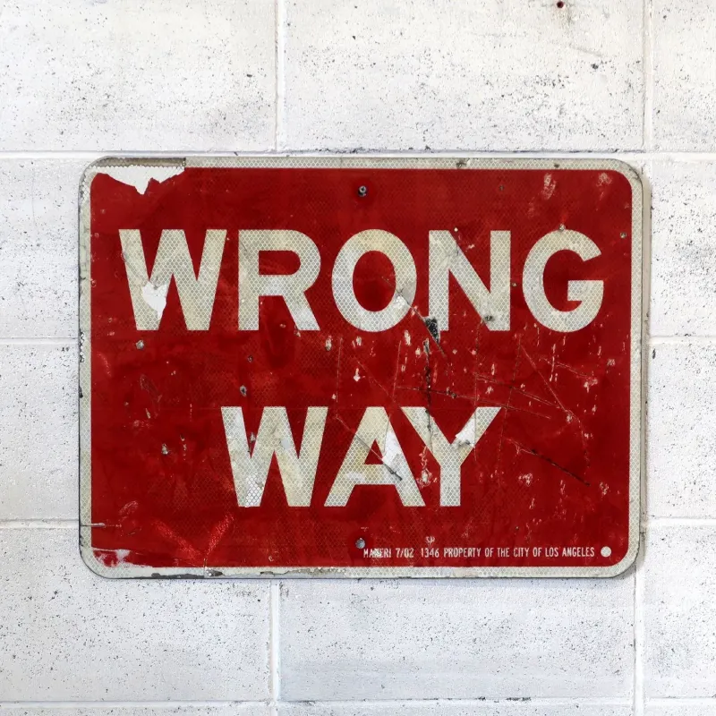 WRONG WAY ロードサイン