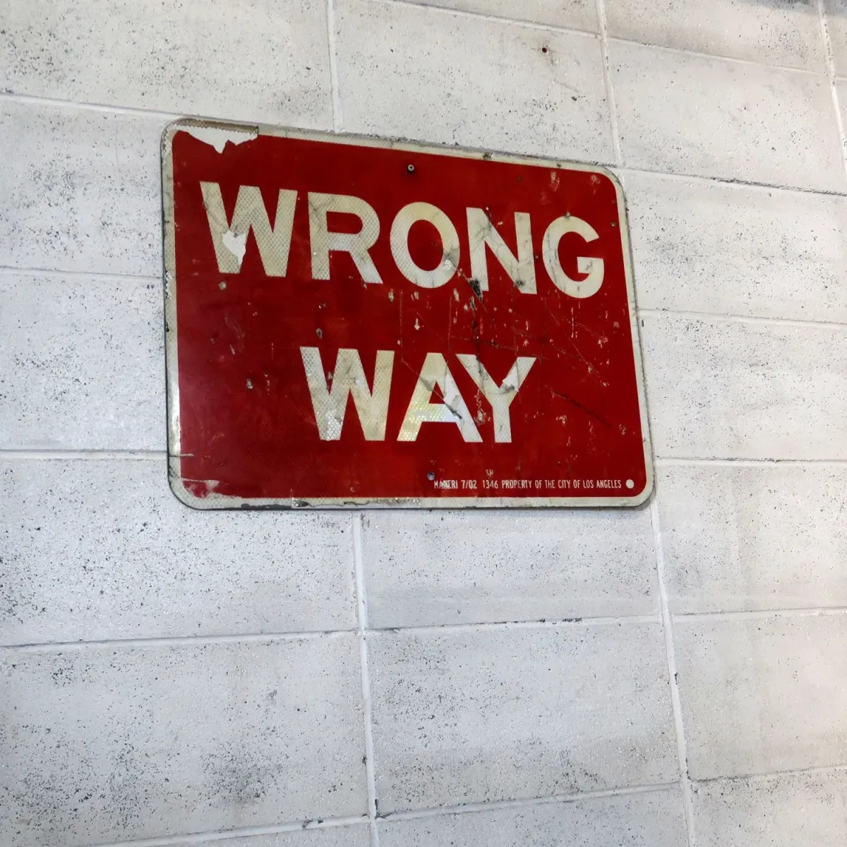 WRONG WAY ロードサイン
