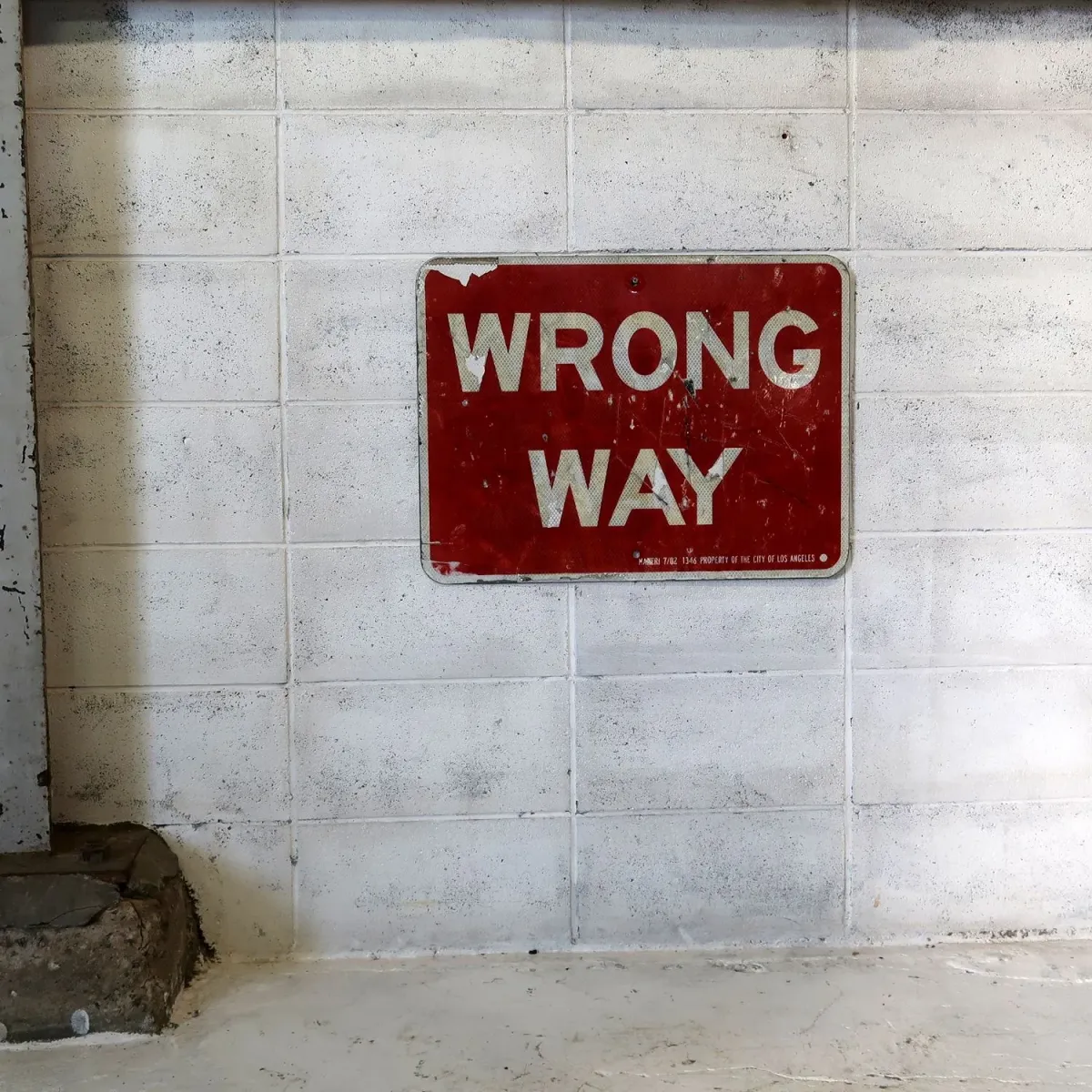 WRONG WAY ロードサイン