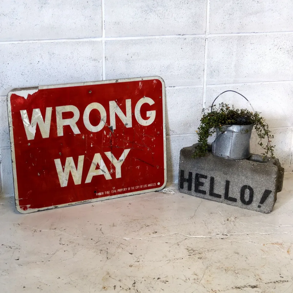 WRONG WAY ロードサイン