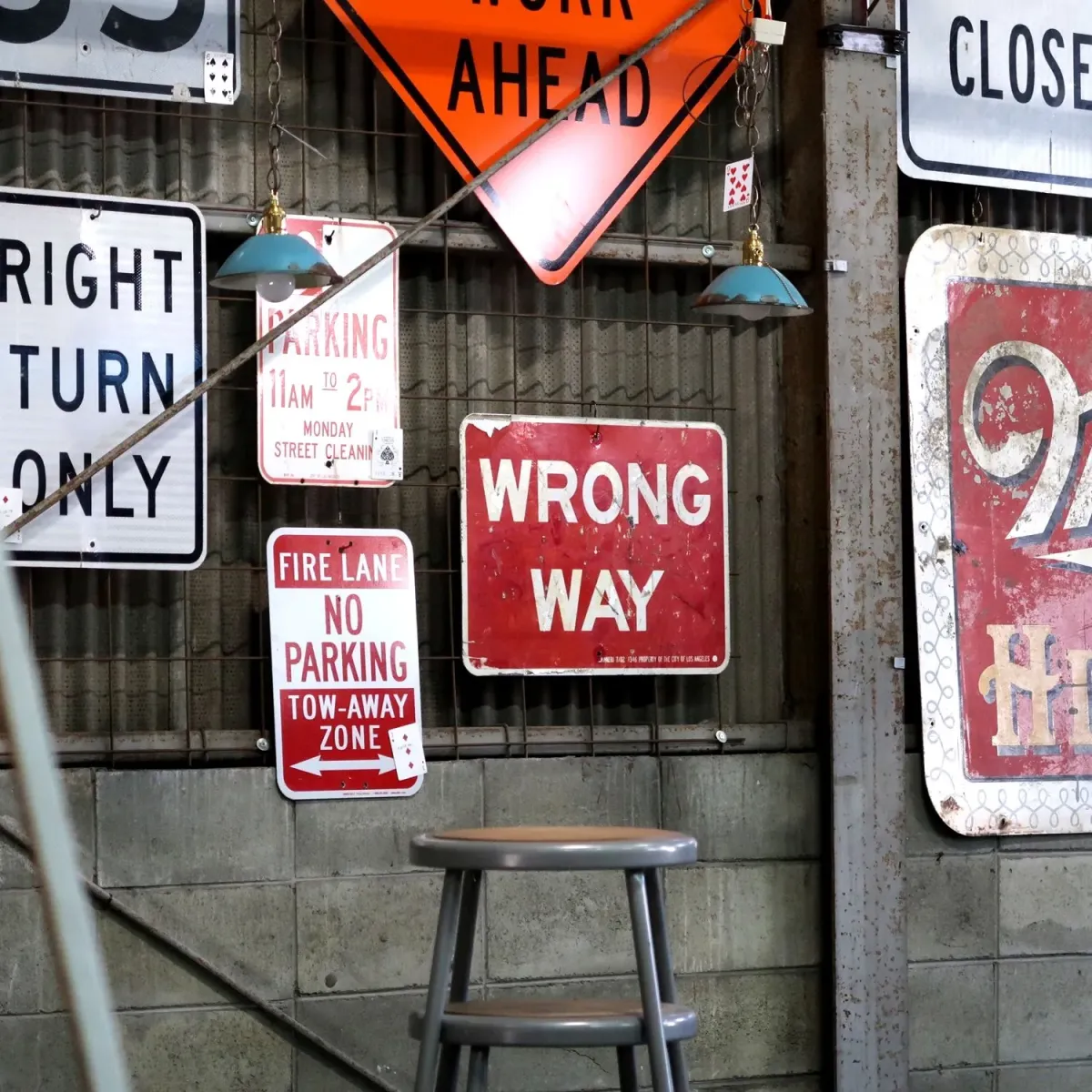 WRONG WAY ロードサイン