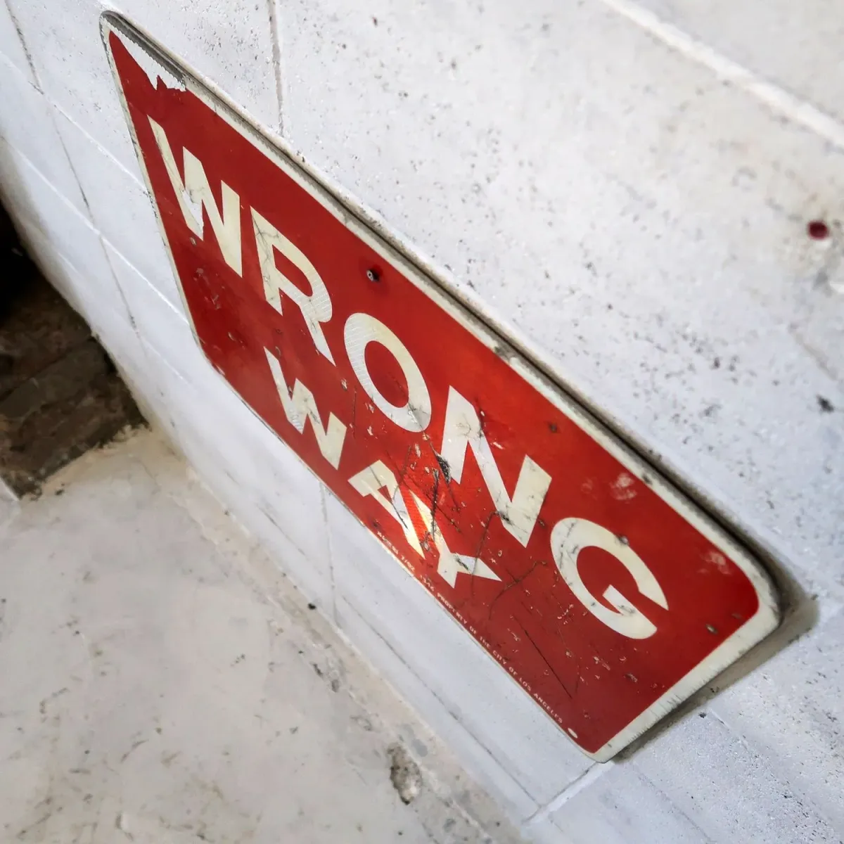 WRONG WAY ロードサイン