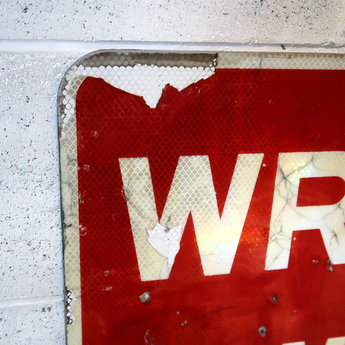 WRONG WAY ロードサイン