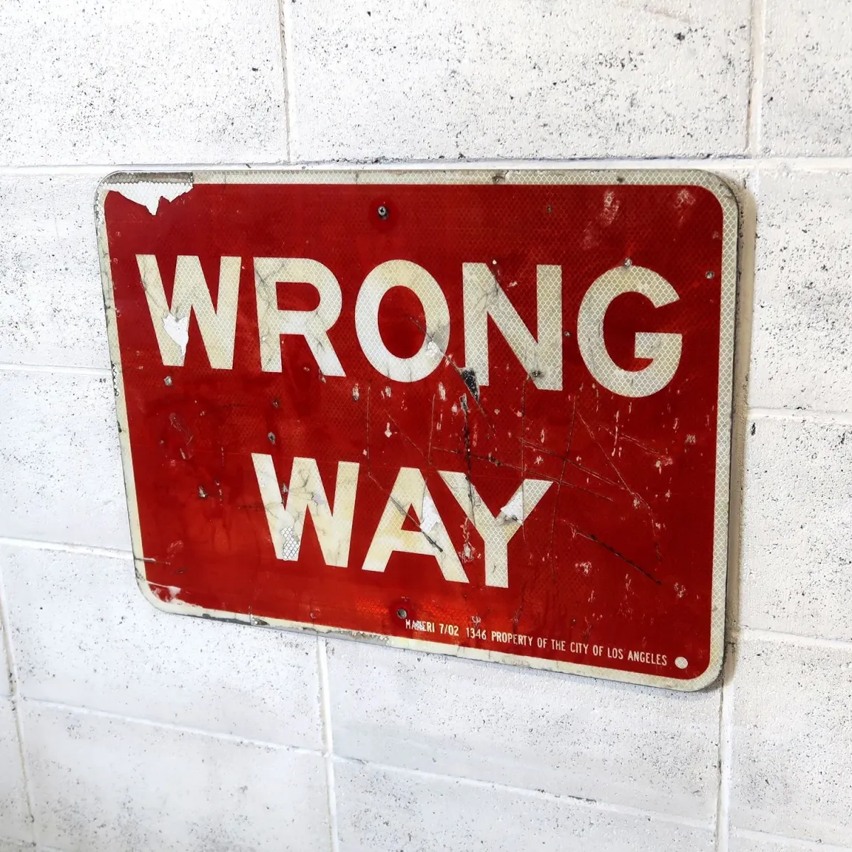 WRONG WAY ロードサイン