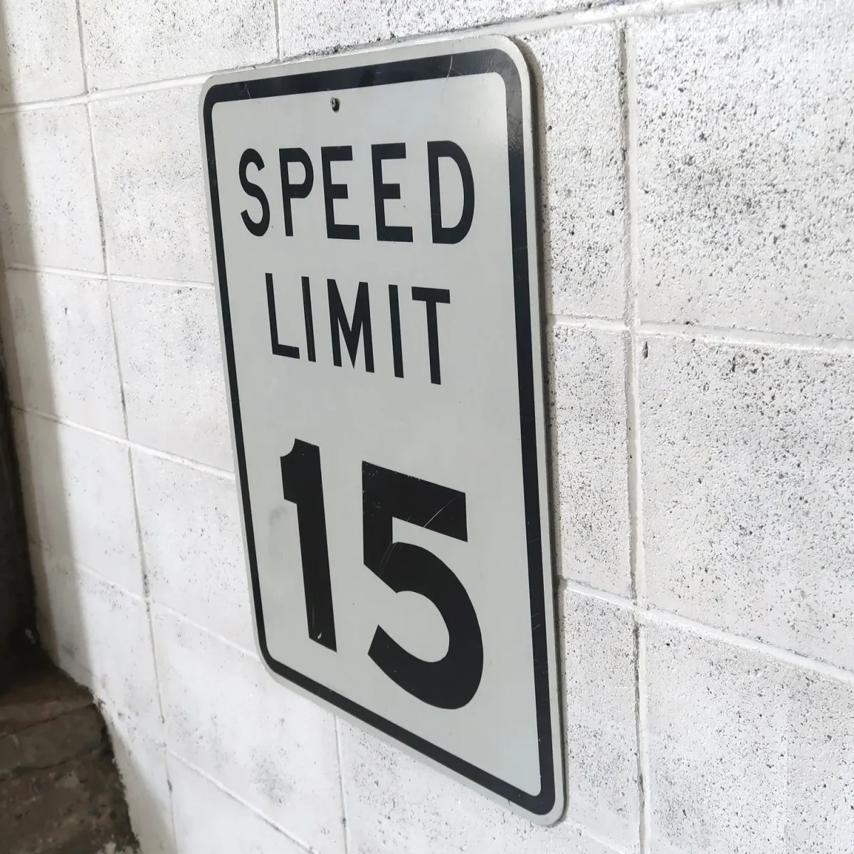 ロードサイン SPEED LIMIT 15