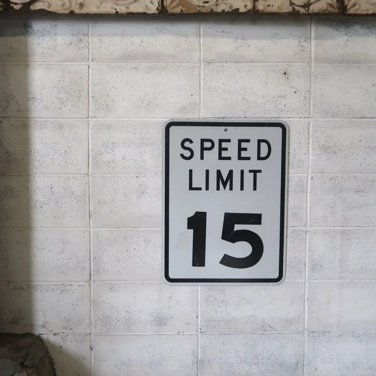 ロードサイン SPEED LIMIT 15