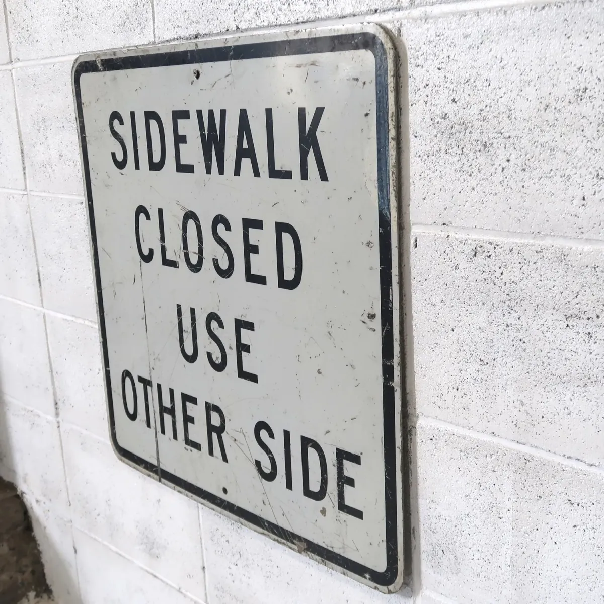 SIDEWALK CLOSED ロードサイン