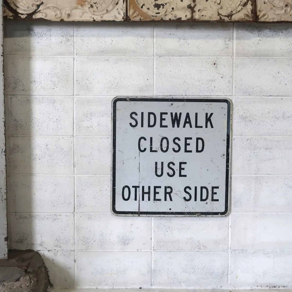 SIDEWALK CLOSED ロードサイン