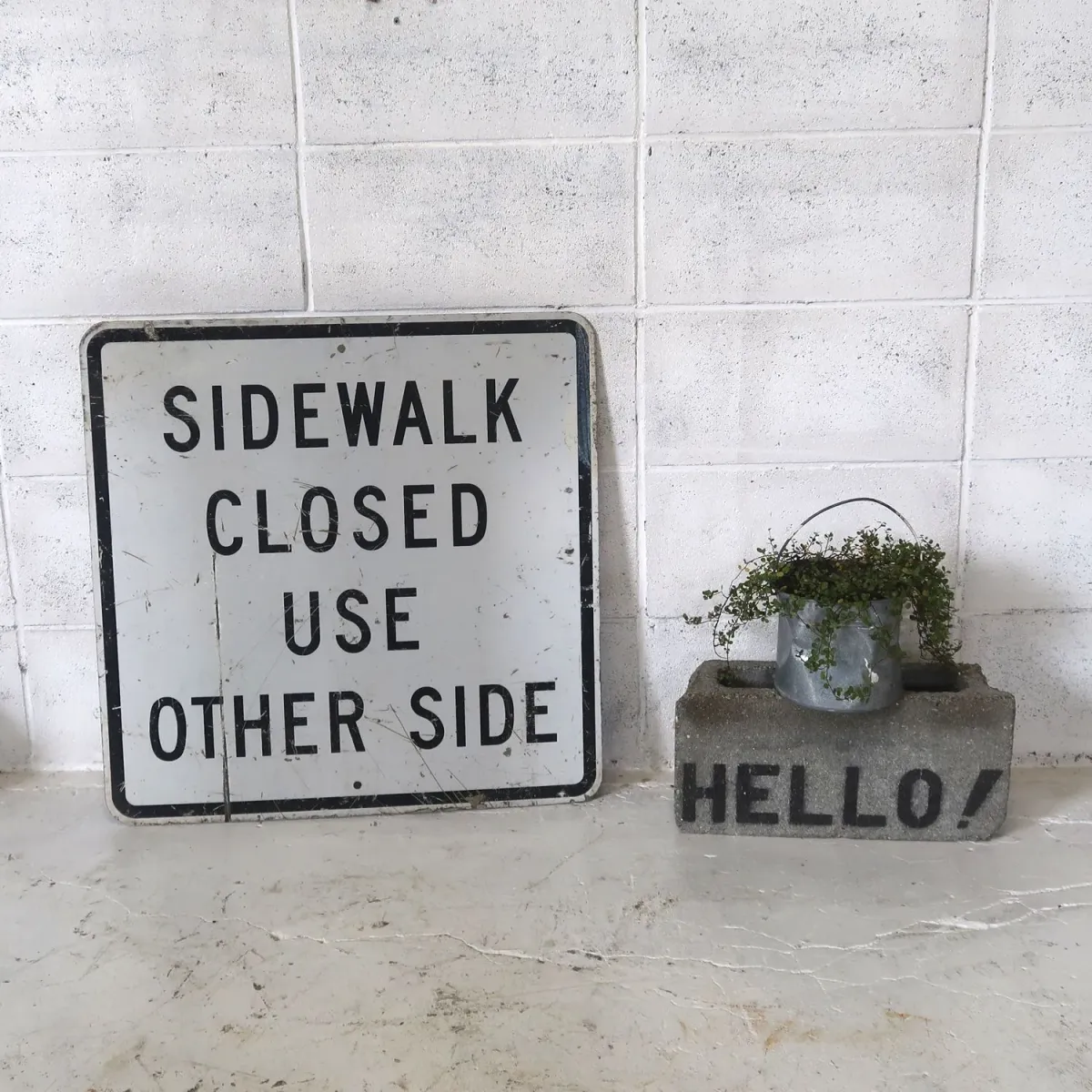 SIDEWALK CLOSED ロードサイン