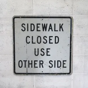 SIDEWALK CLOSED ロードサイン