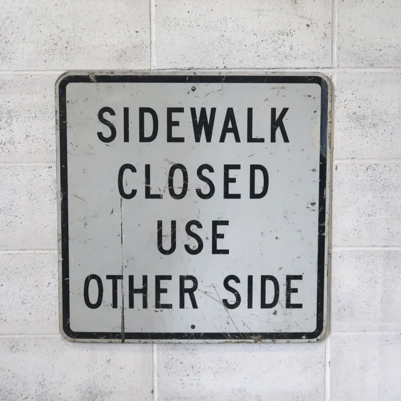 SIDEWALK CLOSED ロードサイン