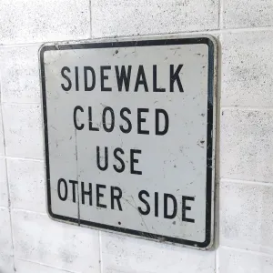 SIDEWALK CLOSED ロードサイン