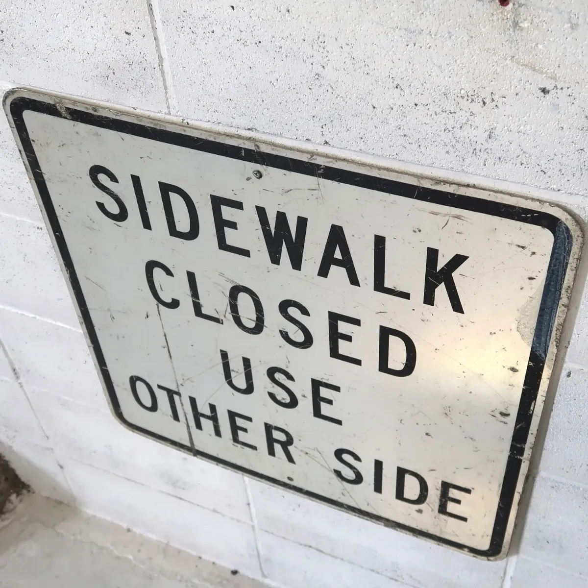 SIDEWALK CLOSED ロードサイン