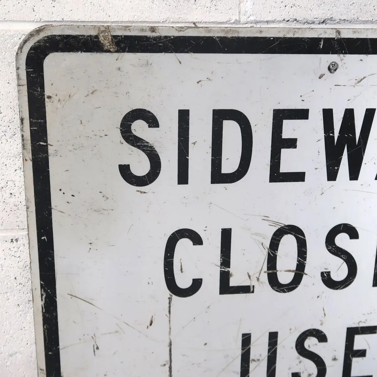 SIDEWALK CLOSED ロードサイン