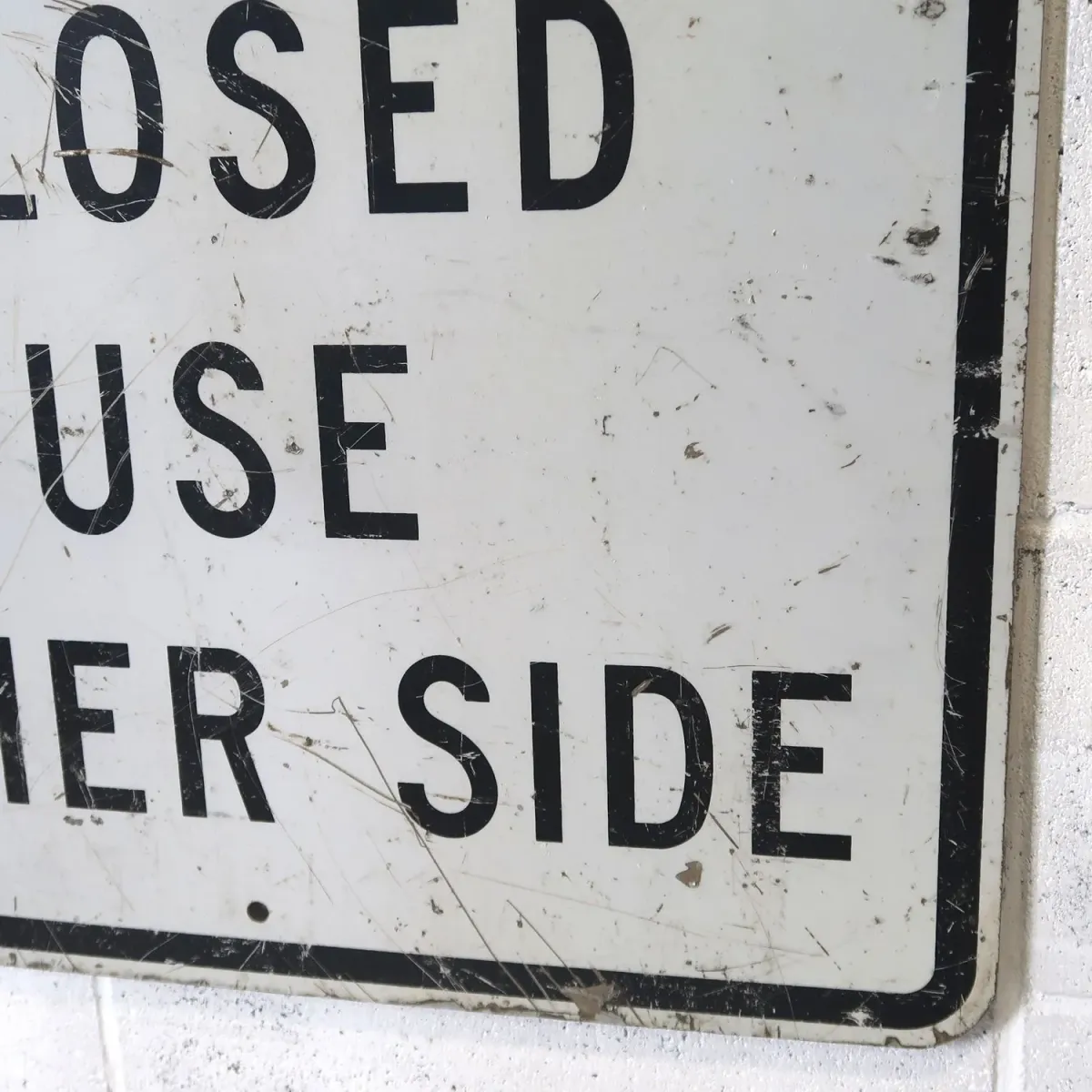 SIDEWALK CLOSED ロードサイン