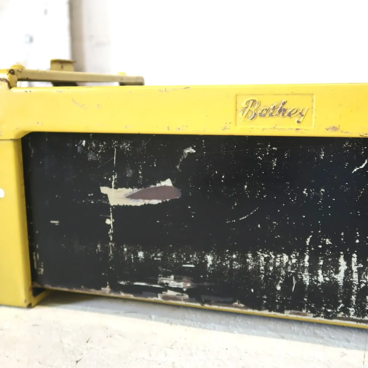 Bathey ビンテージ メタルキャビネット