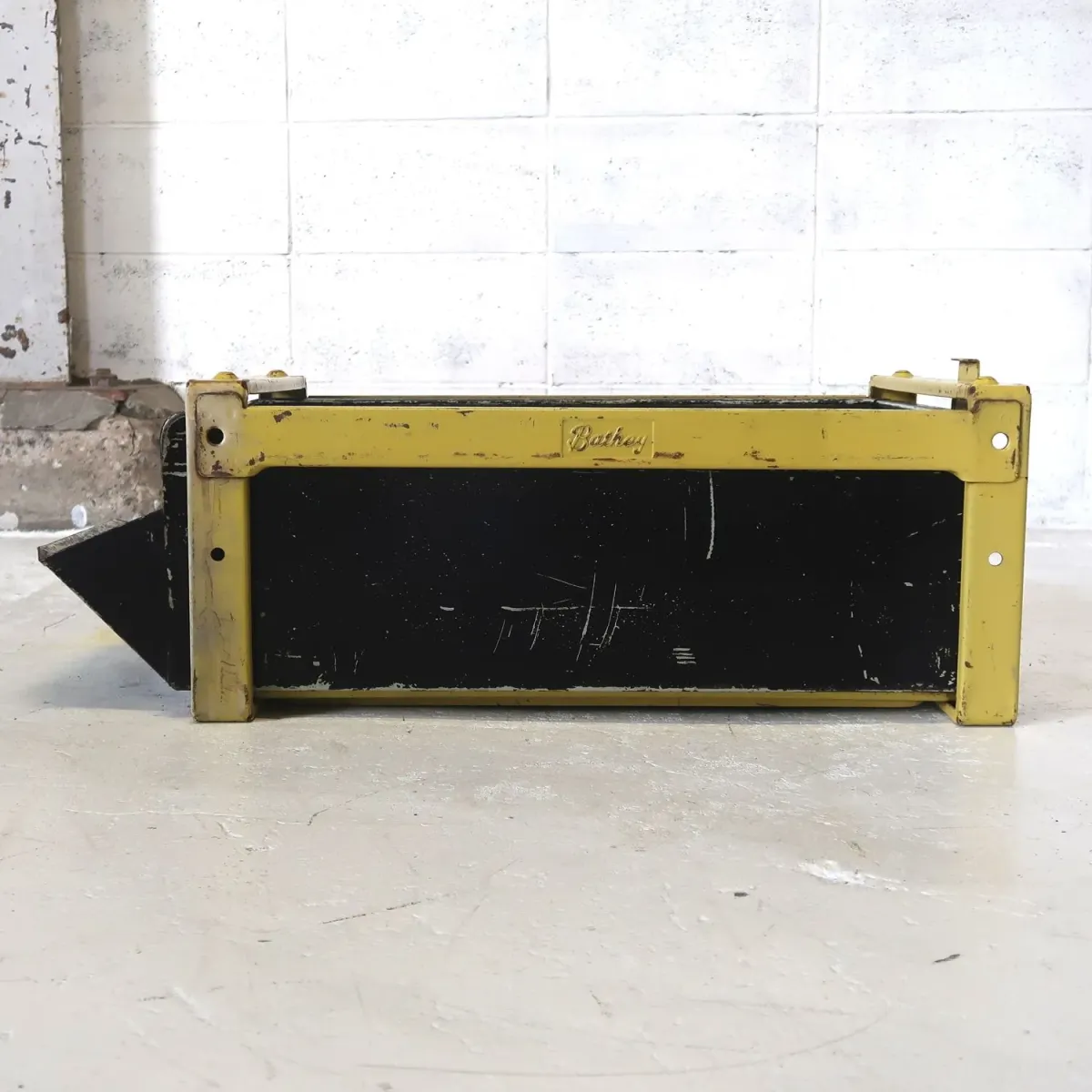 Bathey ビンテージ メタルキャビネット