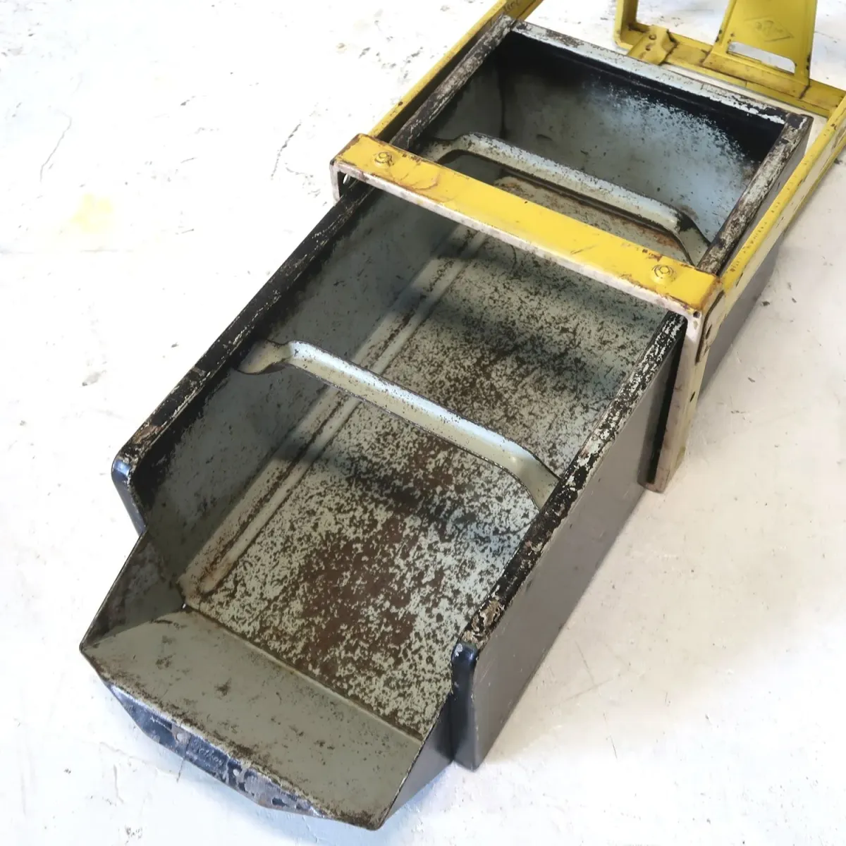 Bathey ビンテージ メタルキャビネット