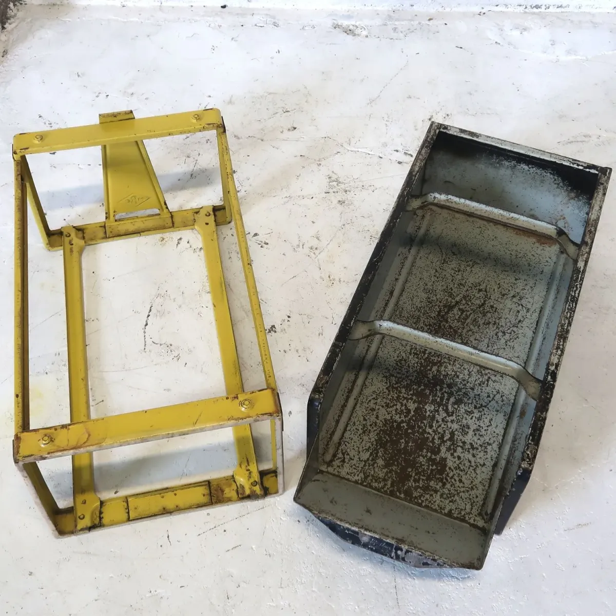 Bathey ビンテージ メタルキャビネット