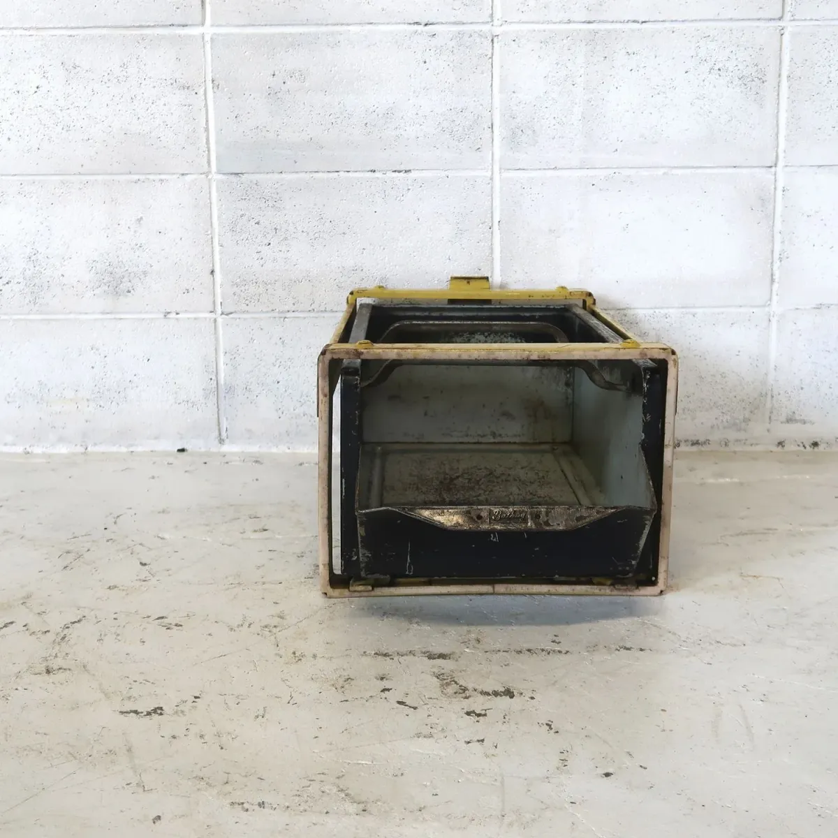 Bathey ビンテージ メタルキャビネット