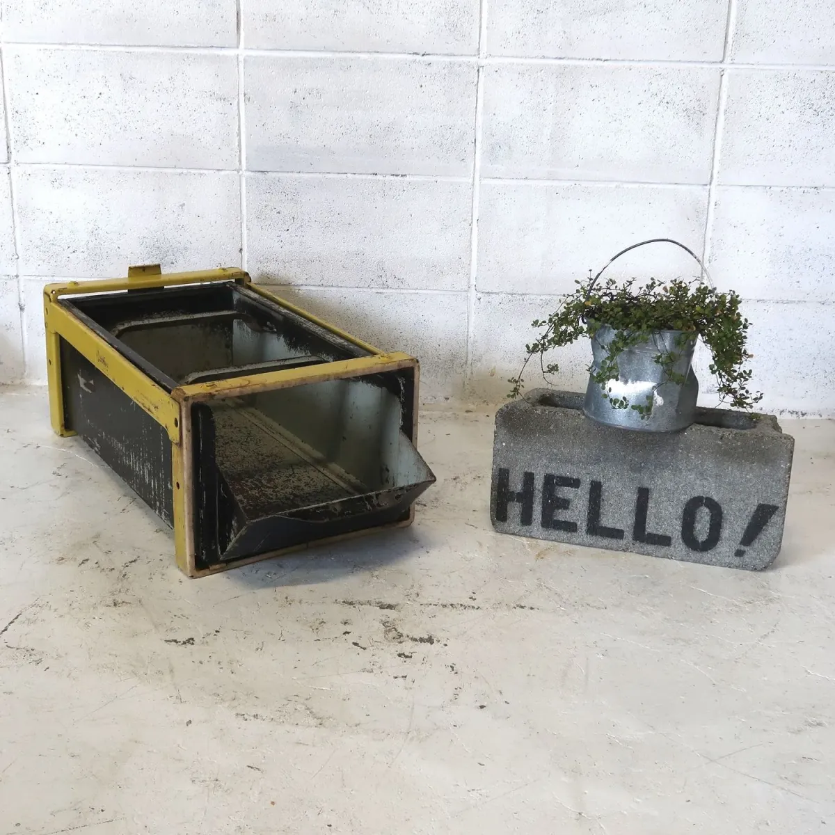 Bathey ビンテージ メタルキャビネット