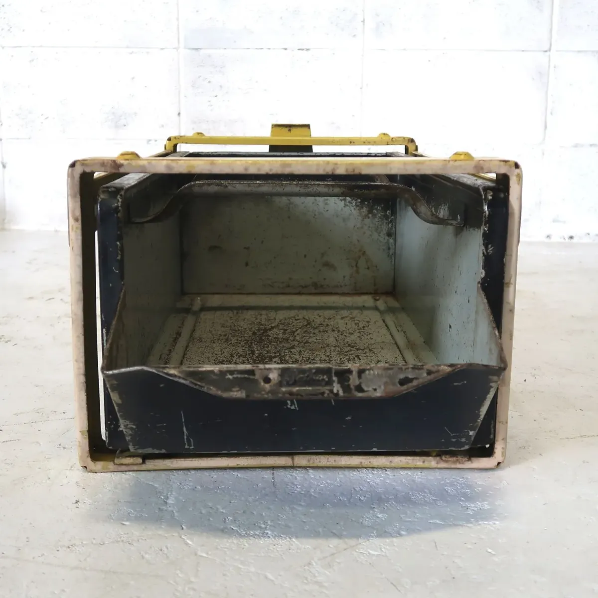 Bathey ビンテージ メタルキャビネット