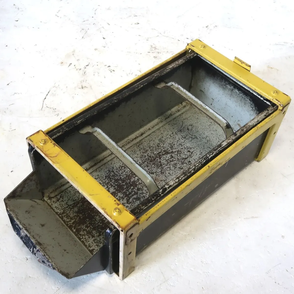 Bathey ビンテージ メタルキャビネット