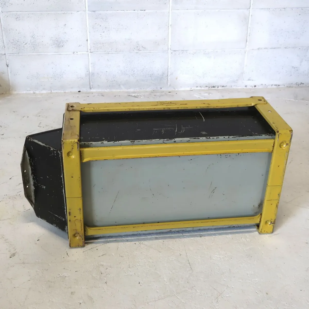 Bathey ビンテージ メタルキャビネット