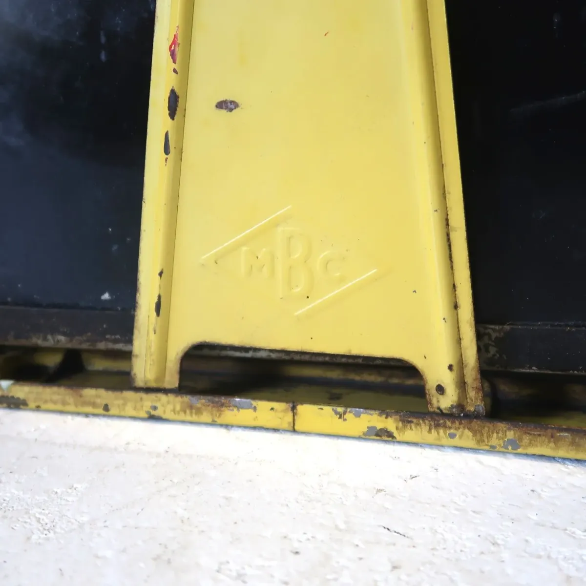 Bathey ビンテージ メタルキャビネット