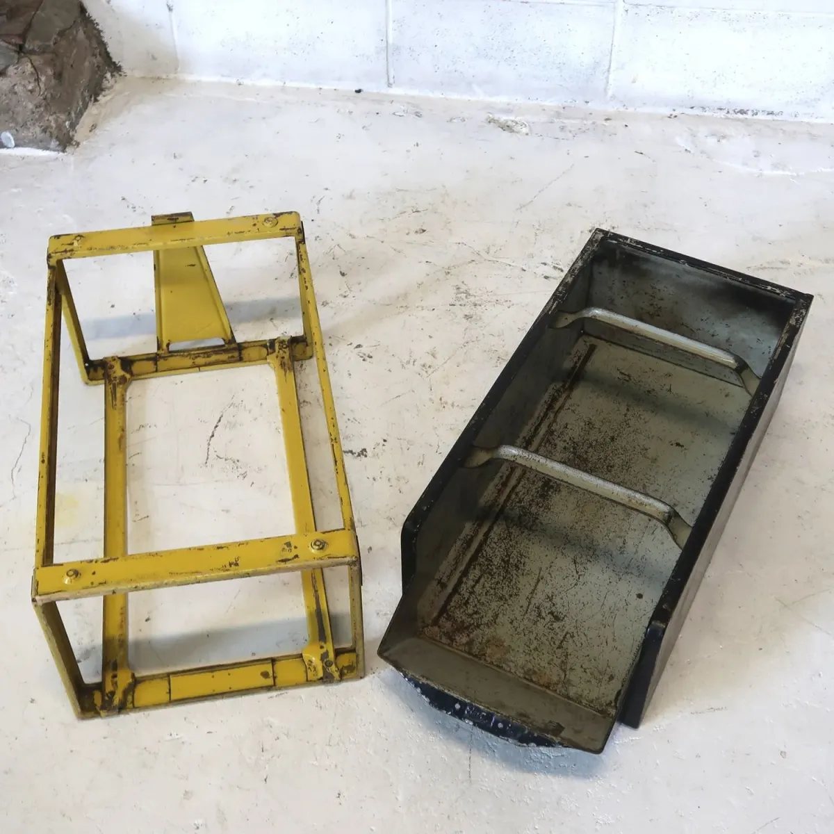 Bathey ビンテージ メタルキャビネット