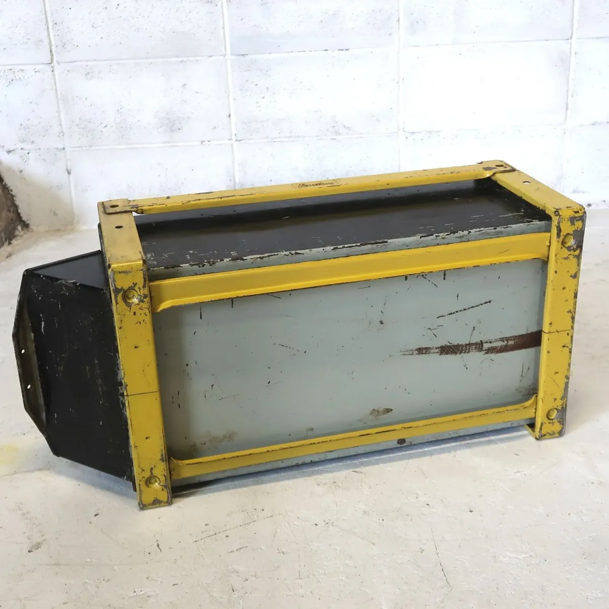 Bathey ビンテージ メタルキャビネット